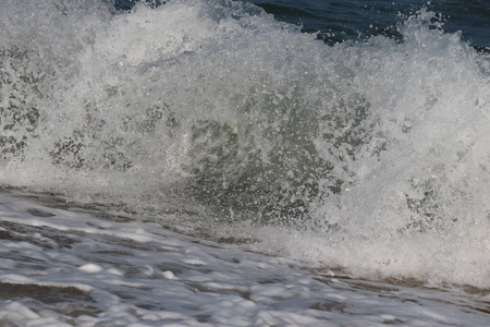 一个蓝色的海浪在海上的特写镜头
