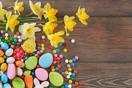 复活节上釉饼干和水仙花。
