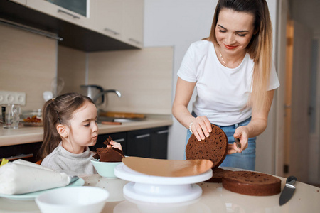 勤劳的妇女和她的孩子为丈夫做美味的蛋糕