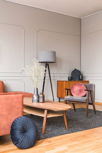 时尚的高灰色灯，优雅的客厅内部，舒适的棕色角落沙发