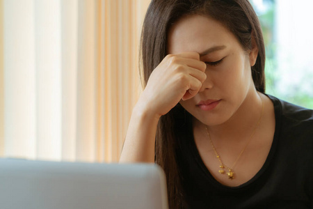 压力大,累得女职工头痛,休息休息.