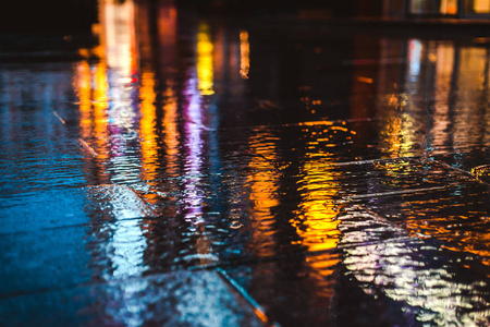 夜晚下雨照片真实图图片