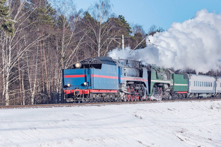 复古列车在冬日运行。