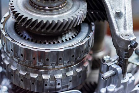 轿车自动变速器中的闭式斜齿轮照片