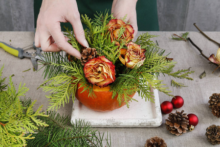 如何制作持久的圣诞装饰.插花工照片