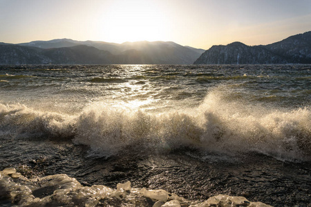 湖山冰波拂晓