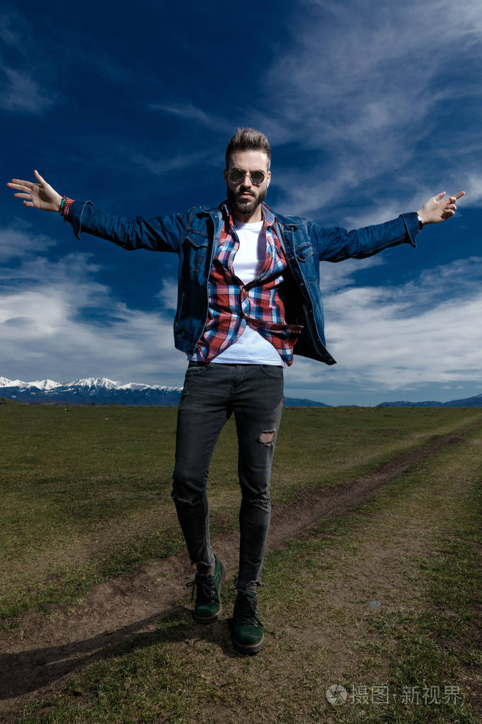 勇敢的人张开双手面对