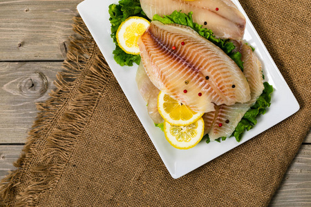 桌子 盘子 白鱼 鲶鱼 柠檬 鳕鱼 海鲜 准备 蔬菜 美食家