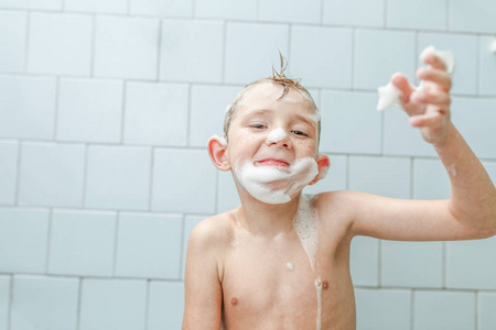 小男孩用洗发水洗脸