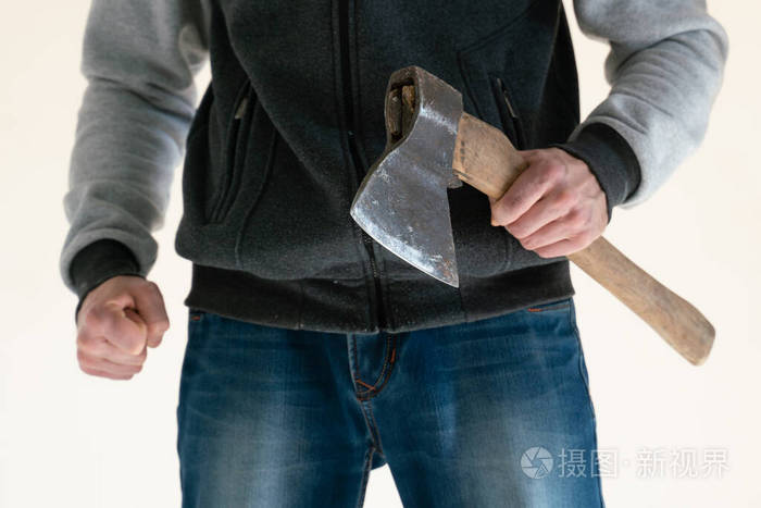 冲突人与斧头特写在轻背景