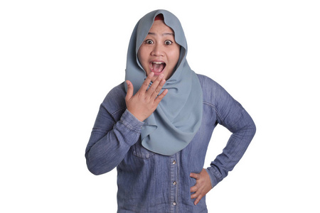 啊表情可爱的穆斯林女士张开嘴露出惊讶的表情照片