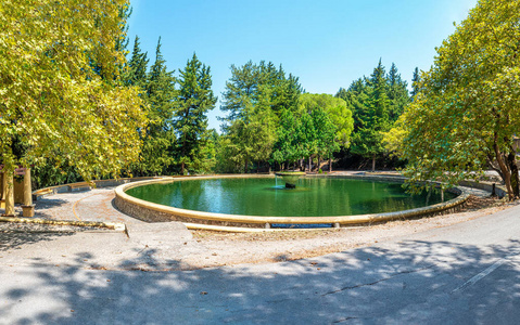 意大利埃略萨村的大型圆形水池希腊罗德岛照片