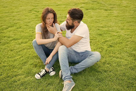 有胡子的时髦男人试图安慰女孩.感情上的误会.关系问题.