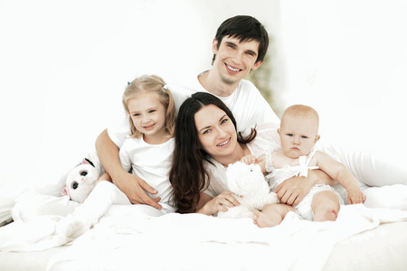 一个幸福的年轻家庭的背景图片