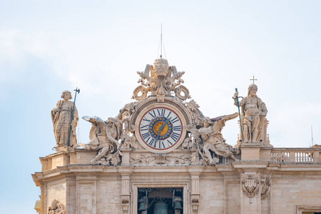 梵蒂冈城旅游雕塑围绕钟楼，旅游。