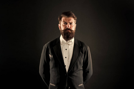 经典款式.经典永不过时.男装经典套装.留着胡子的男人打着领结.