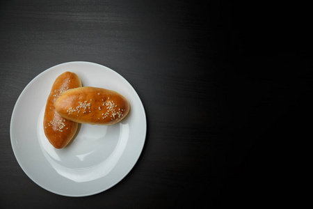 面团 小圆面包 面包 填满 桌子 饮食 发髻 盘子 糕点