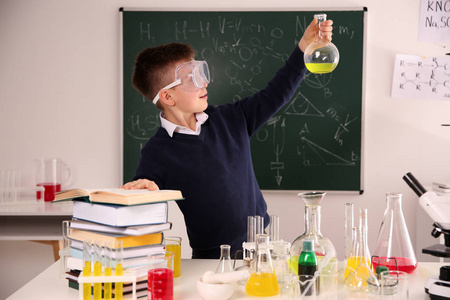 小学生在化学课上做桌上实验