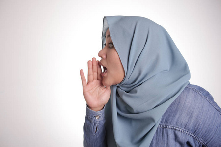 穆斯林女士低声说些什么