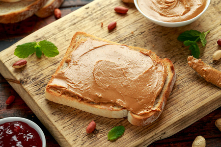 木板上的花生酱三明治.早餐照片