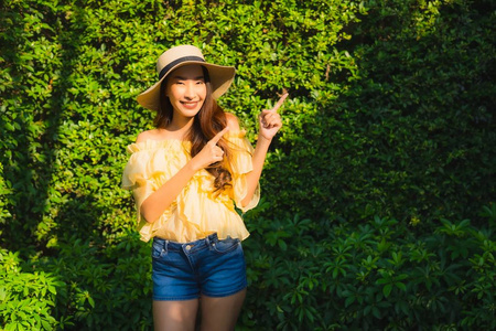 写真年轻的亚洲女人开心的微笑在户外放松