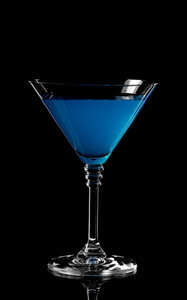 蓝色库拉索酒的特写镜头。蓝色湖水杯鸡尾酒