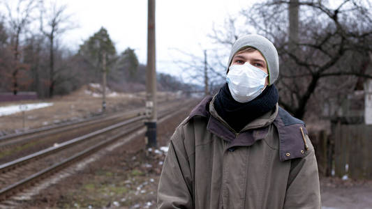 在火车上等着防疫面具的人图片