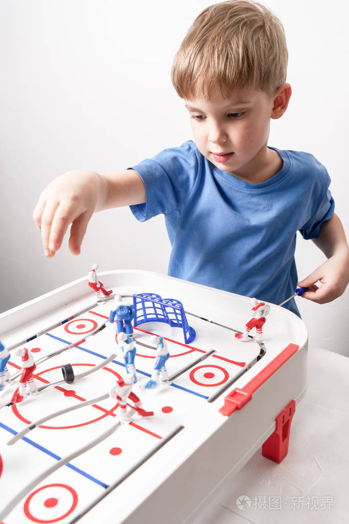 棋盘游戏一个小男孩打桌上曲棍球