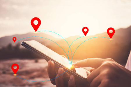 女人用手在山顶用智能手机导航定位点抽象背景.