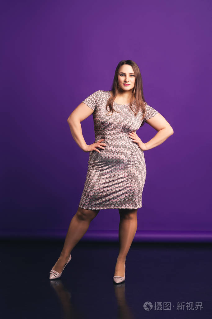大码时装模特穿着迷笛裙紫色背景的胖女人