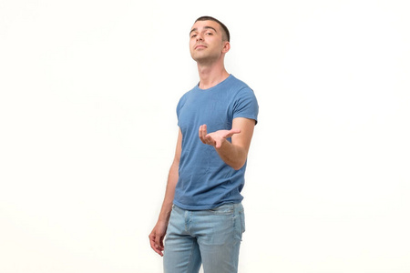 年轻的西班牙裔男子,看上去骄傲,自信,酷,厚脸皮,傲慢.照片