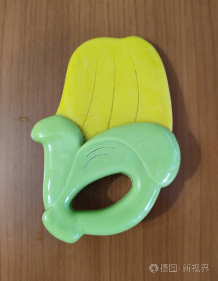 木制背景上的玉米宝宝牙