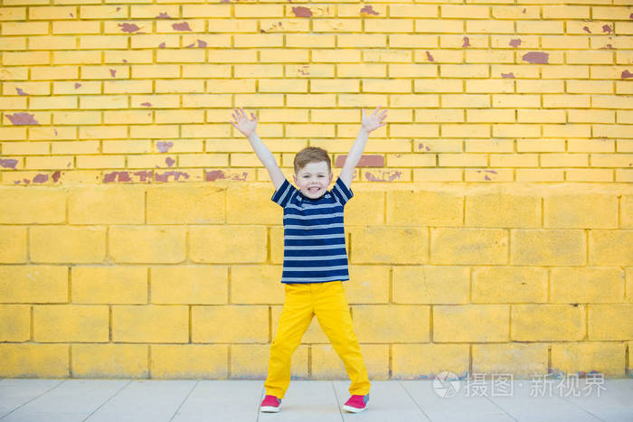 小男孩靠墙摆姿势