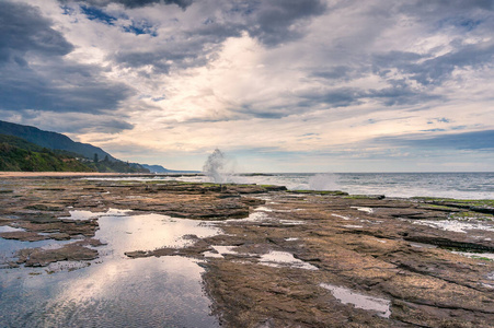 美丽的海景，海浪拍打着岩石海岸