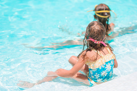 外国小孩室外玩耍跳跃场景图图片