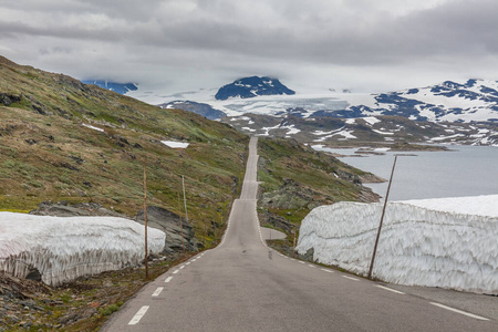 这条路通向一个神秘的峡谷，被挪威山脉的云层包围，选择性聚焦