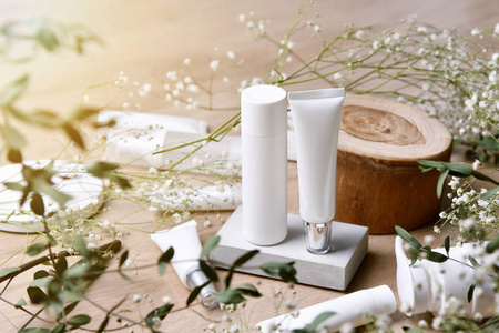 化妆品瓶包装绿色草本叶,空白标签有机品牌模型,自然护肤美容产品概念