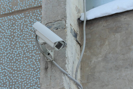 安装在房屋瓷砖墙上的监控摄像头