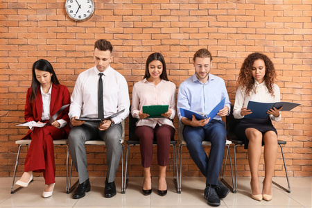 在室内等待面试的年轻人照片