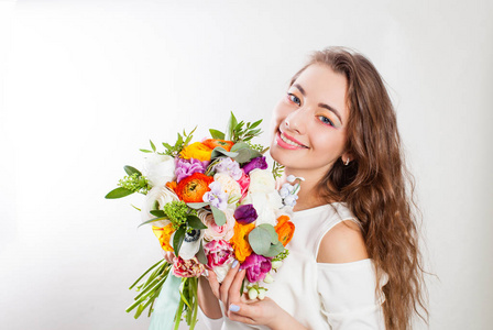 年轻快乐的妈妈手拿花束照片