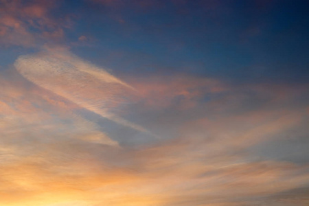 美丽的戏剧性日落橙色和深蓝色的天空与云背景