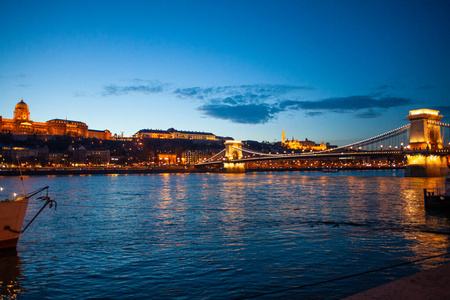 布达佩斯的皇家宫殿和著名的链桥