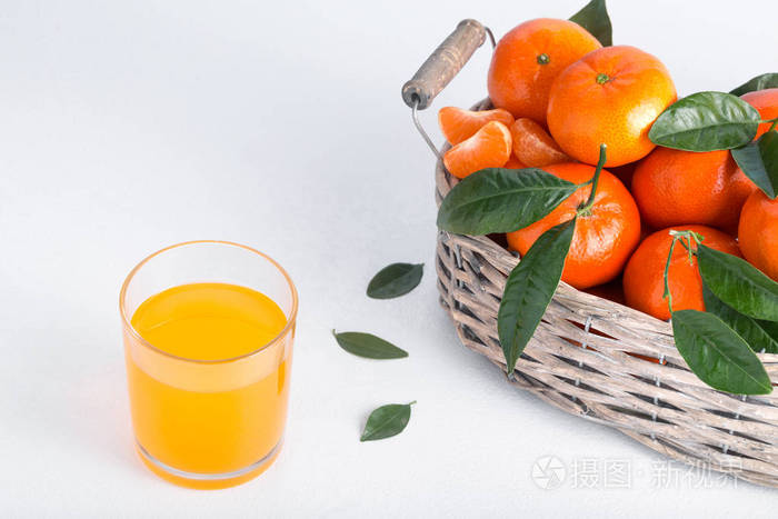 满满一筐橘子汁和一杯果汁照片-正版商用图片29bi00-摄图新视界