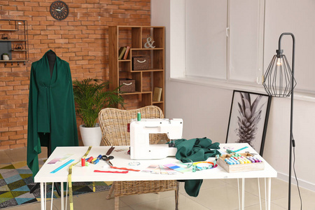 裁剪间带裁缝工作间的现代工作室内部照片