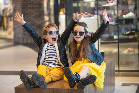 商场里的时尚小朋友照片