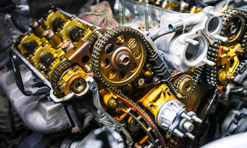 汽车修理有传动链和大量滑轮和零件的开式发动机。