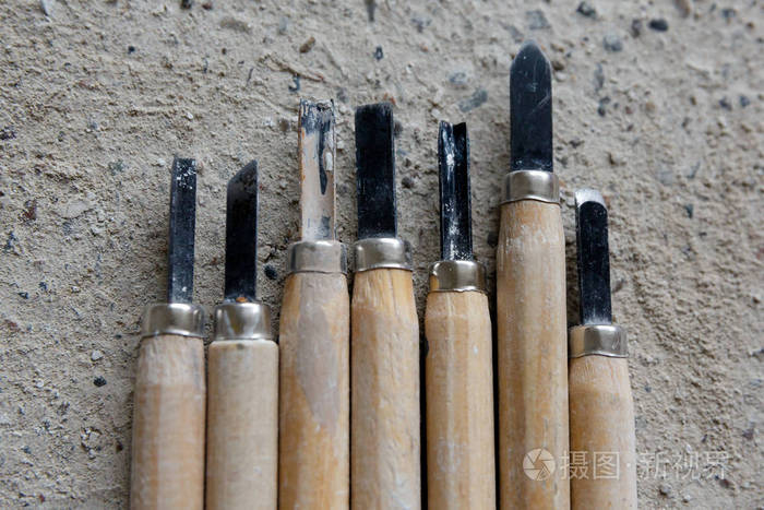 在混凝土背景上雕刻浅浮雕的工具