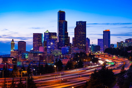 西雅图市中心的黄昏全景图片