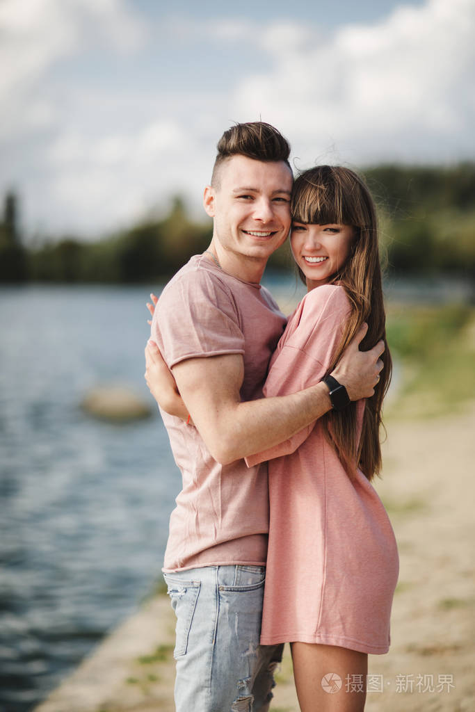 可爱的年轻夫妇在户外接吻拥抱爱和温柔约会浪漫家庭周年纪念概念