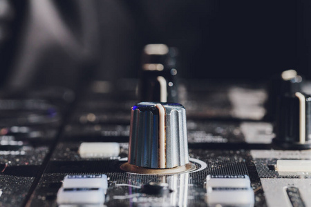 音乐，技术，人和设备概念人在录音室使用混音控制台。